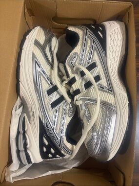 New Balance White, Silver & Black Performance Running Shoes brand new!